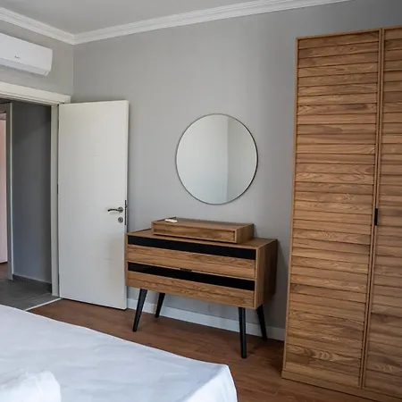 Lara Breeze Homes アパート