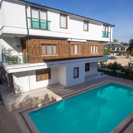 アパート Lara Breeze Homes *