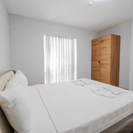 Lara Breeze Homes アパート