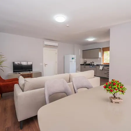 アパート Lara Breeze Homes *